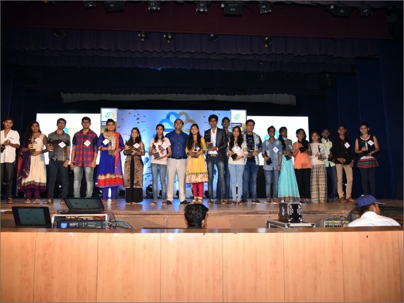 2016-edumentor-manish sir with toppers