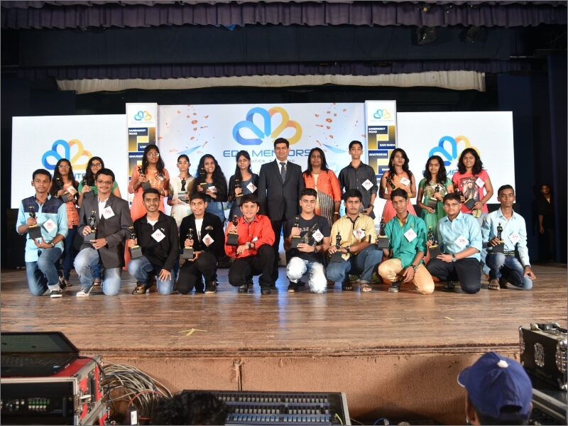 2016-edumentor-raju sir with toppers (2)